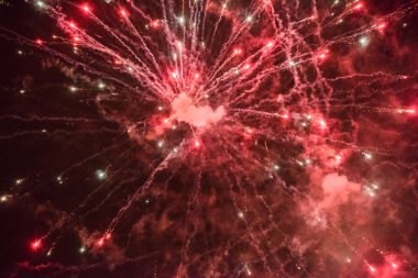 Kutlamalı renkli havai fişekler gece gökyüzünü aydınlatıyor. Yakın plan. Yeni Yıl