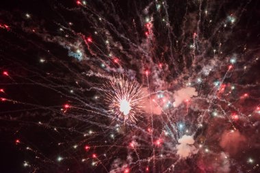 Kutlamalı renkli havai fişekler gece gökyüzünü aydınlatıyor. Yakın plan. Yeni Yıl