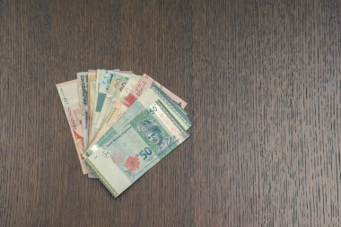 çeşitli para faturaları ahşap arka planda