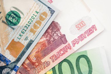 Dolar, avro, ruble banknotlar. Uluslararası para birimleri.