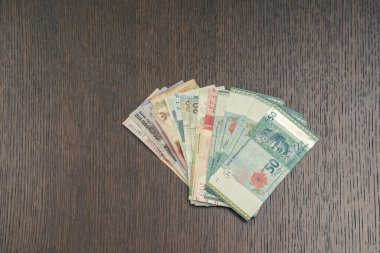 çeşitli para faturaları ahşap arka planda