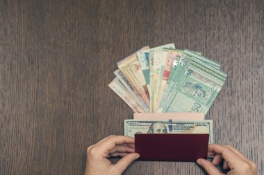 Pasaportu para, seyahat ve tatil konseptiyle elinde tutan kadın.