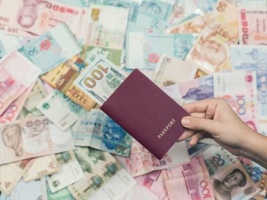 Pasaportu para, seyahat ve tatil konseptiyle elinde tutan kadın.