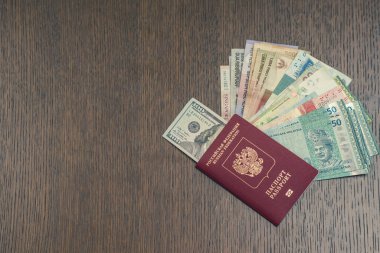 bilet, seyahat ve tatil konsepti ile para ve pasaport
