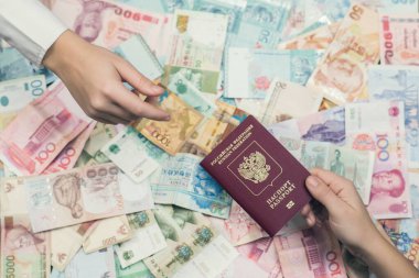 Pasaportu para, seyahat ve tatil konseptiyle elinde tutan kadınlar.