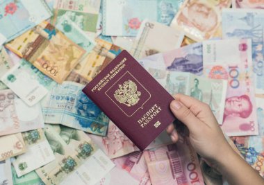 Pasaportu para, seyahat ve tatil konseptiyle elinde tutan kadın.