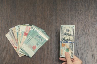 Kadın elinde bir sürü para tutuyor.
