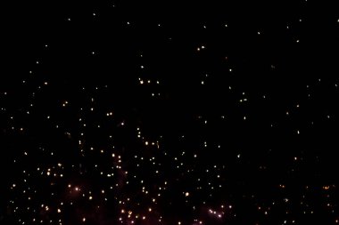 Kutlamalı renkli havai fişekler gece gökyüzünü aydınlatıyor. Yakın plan. Yeni Yıl