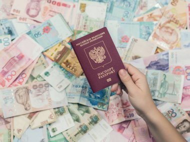 Pasaportu para, seyahat ve tatil konseptiyle elinde tutan kadın.