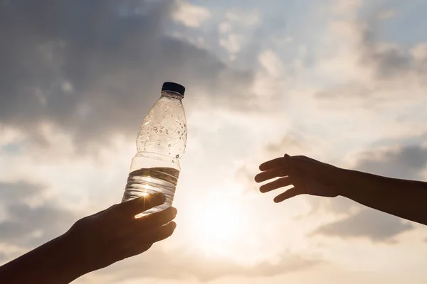 Девушка Протягивает Женщине Пластиковую Бутылку Кристально Чистой Минеральной Водой Две — стоковое фото