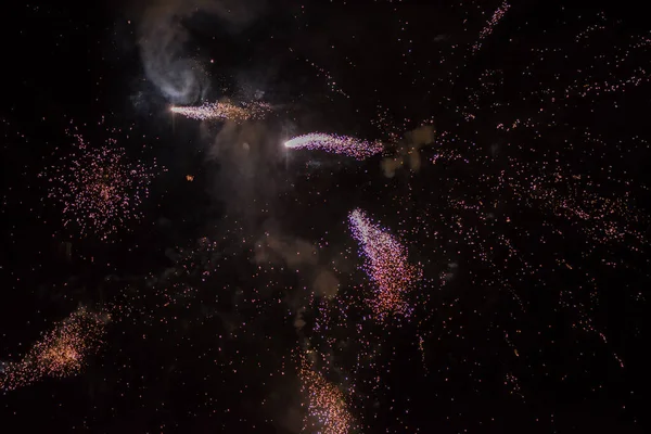 Ein Festliches Buntes Feuerwerk Erhellt Den Nachthimmel Nahaufnahme Neues Jahr — Stockfoto
