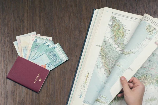 Mano Femenina Usando Mapa Con Pasaporte Mesa Viaje Concepto Vacaciones — Foto de Stock