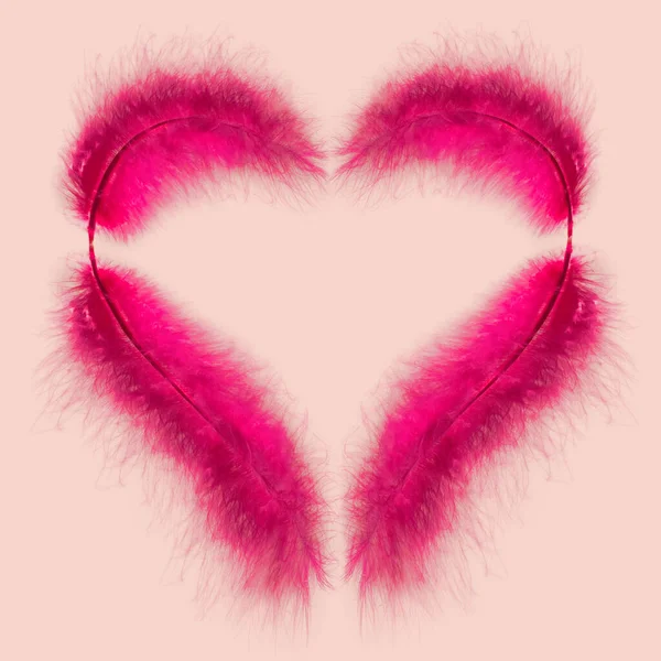 Gül Rengi Arka Planda Sevgililer Günü Kalbi Şeklinde Pembe Tüyler — Stok fotoğraf