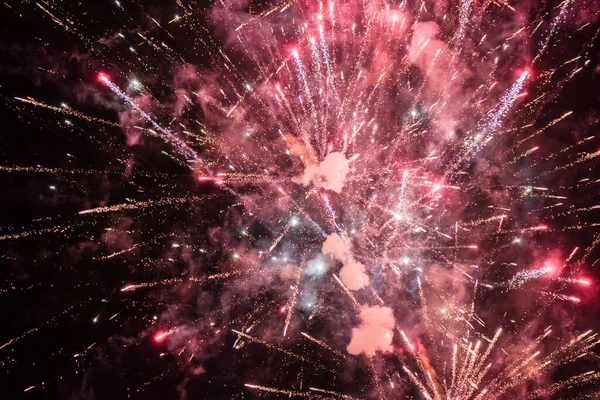 Γιορταστικά Πολύχρωμα Πυροτεχνήματα Φωτίζουν Νυχτερινό Ουρανό Κοντινό Πλάνο Νέο Έτος — Φωτογραφία Αρχείου