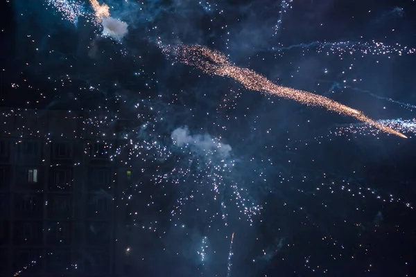 Ein Festliches Buntes Feuerwerk Erhellt Den Nachthimmel Nahaufnahme Neues Jahr — Stockfoto