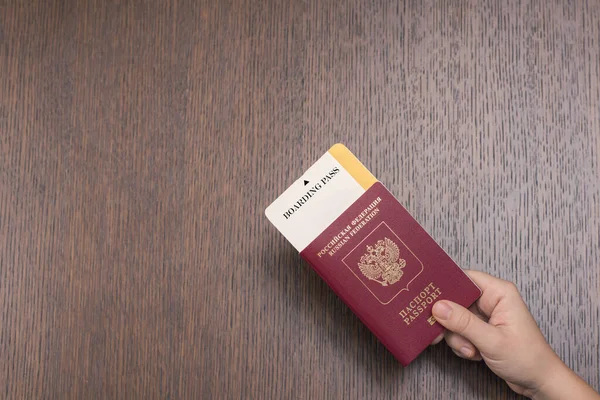 Kobieca Ręka Posiadająca Paszport Biletem Drewniane Tło Koncepcję Podróży Wakacji — Zdjęcie stockowe