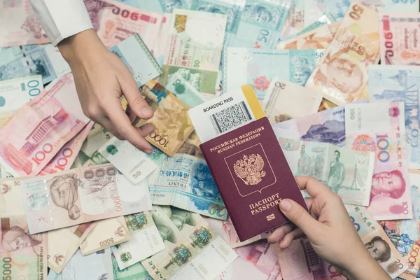 Manos Femeninas Con Pasaporte Con Billete Sobre Dinero Viajes Concepto — Foto de Stock