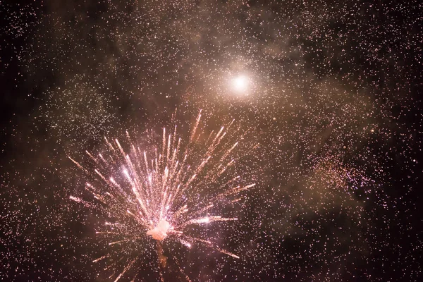 Праздничные Красочные Фейерверки Освещают Ночное Небо Крупный План Новый Год — стоковое фото