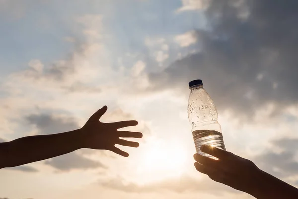 Девушка Протягивает Женщине Пластиковую Бутылку Кристально Чистой Минеральной Водой Две — стоковое фото