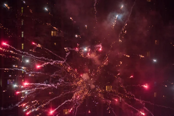 Fogos Artifício Coloridos Comemorativos Iluminam Céu Noturno Fechar Ano Novo — Fotografia de Stock