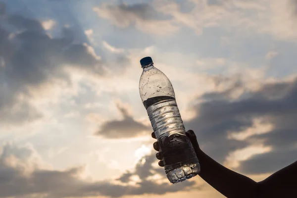 Niña Sosteniendo Mano Una Botella Plástico Con Agua Mineral Cristalina — Foto de Stock