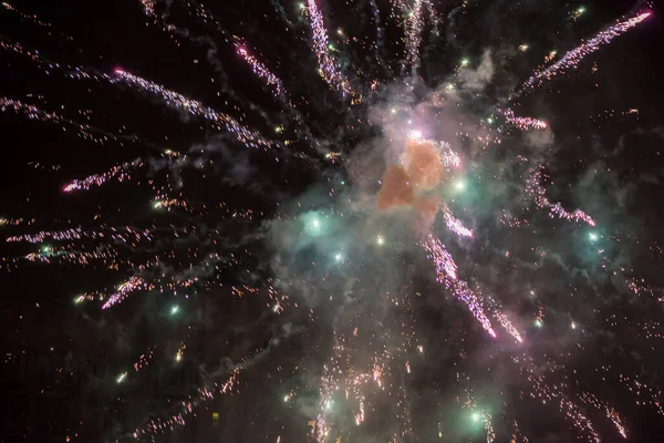 Γιορταστικά Πολύχρωμα Πυροτεχνήματα Φωτίζουν Νυχτερινό Ουρανό Κοντινό Πλάνο Νέο Έτος — Φωτογραφία Αρχείου