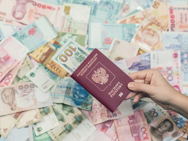Pasaporte Mano Femenina Con Billete Sobre Dinero Viajes Concepto Vacaciones — Foto de Stock