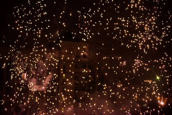 Fogos Artifício Coloridos Comemorativos Iluminam Céu Noturno Fechar Ano Novo — Fotografia de Stock