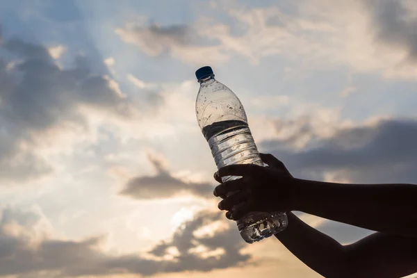 Niña Sosteniendo Mano Una Botella Plástico Con Agua Mineral Cristalina — Foto de Stock