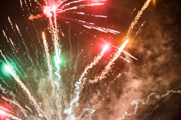 Fogos Artifício Coloridos Comemorativos Iluminam Céu Noturno Fechar Ano Novo — Fotografia de Stock