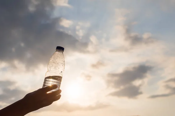 Niña Sosteniendo Mano Una Botella Plástico Con Agua Mineral Cristalina — Foto de Stock