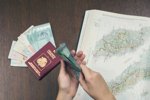 Manos Femeninas Sosteniendo Dinero Sobre Pasaporte Mapa Viajes Concepto Vacaciones — Foto de Stock