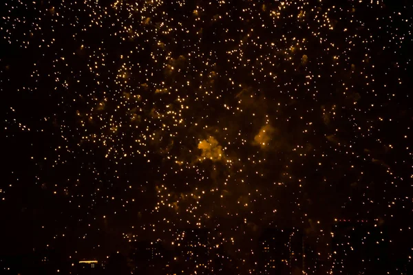 Fuochi Artificio Colorati Celebrativi Illuminano Cielo Notturno Primo Piano Anno — Foto Stock