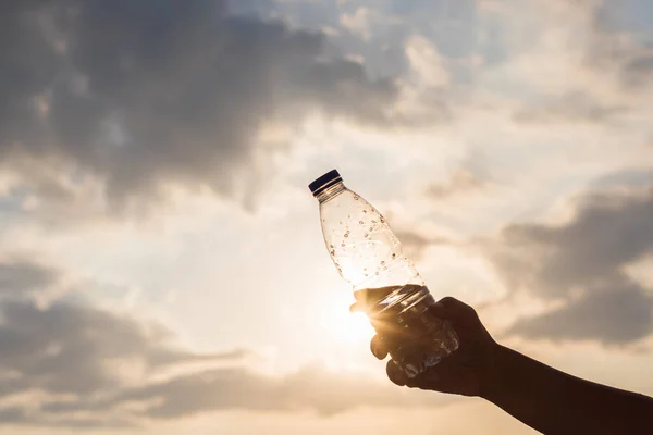 Девушка Держит Руке Пластиковую Бутылку Кристально Чистой Минеральной Водой Напротив — стоковое фото