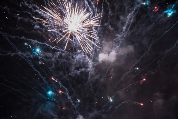 Ein Festliches Buntes Feuerwerk Erhellt Den Nachthimmel Nahaufnahme Neues Jahr — Stockfoto