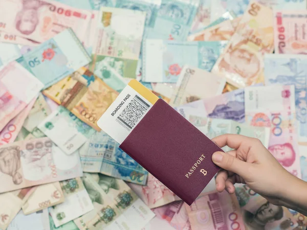 Pasaporte Mano Femenina Con Billete Sobre Dinero Viajes Concepto Vacaciones — Foto de Stock