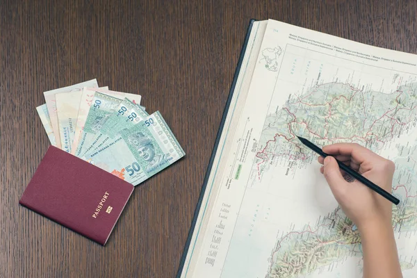 Mano Femenina Usando Mapa Con Pasaporte Mesa Viaje Concepto Vacaciones — Foto de Stock