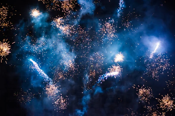 Fogos Artifício Coloridos Comemorativos Iluminam Céu Noturno Fechar Ano Novo — Fotografia de Stock