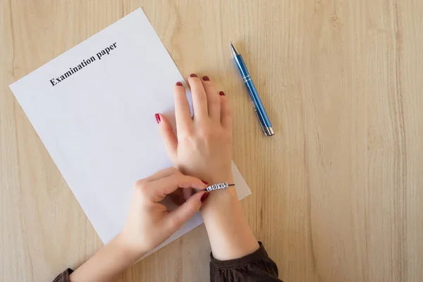 Student Meisje Hand Met Armband Liefdeswoord Leeg Onderzoeksformulier Tafel Eerste — Stockfoto