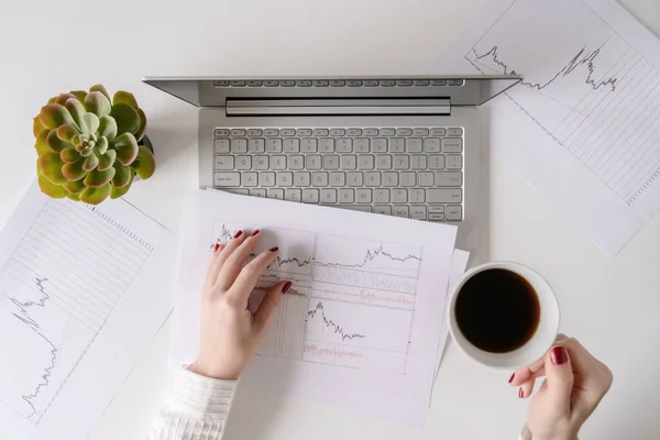 Kvinna Frilansare Arbetar Och Skriva Ett Tangentbord Laptop Medan Sitter — Stockfoto