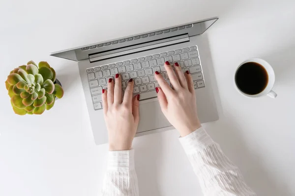 Mujer Freelancer Trabajando Escribiendo Teclado Computadora Portátil Mientras Está Sentada — Foto de Stock