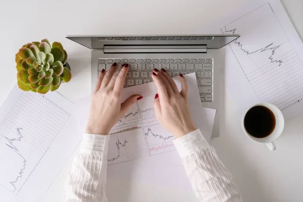 Mujer Freelancer Trabajando Escribiendo Teclado Computadora Portátil Mientras Está Sentada — Foto de Stock