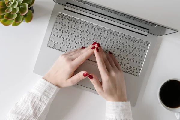 Mujer Freelancer Trabajando Escribiendo Teclado Computadora Portátil Mientras Está Sentada — Foto de Stock