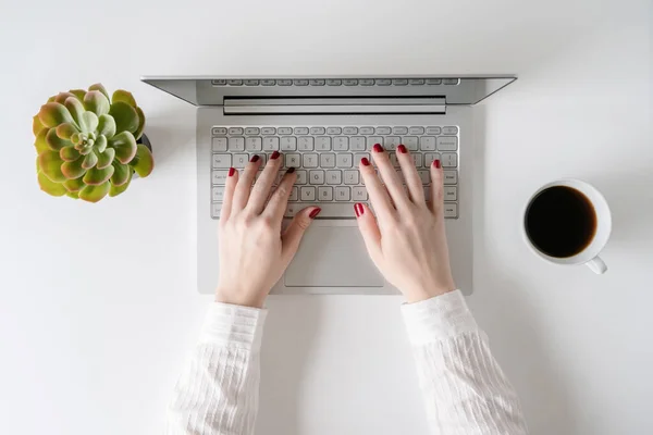 Mujer Freelancer Trabajando Escribiendo Teclado Computadora Portátil Mientras Está Sentada — Foto de Stock