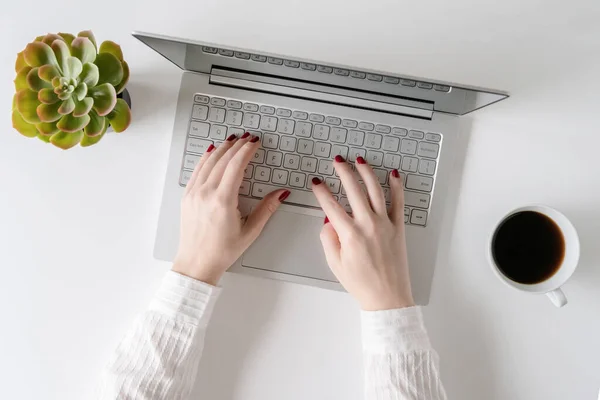 Mujer Freelancer Trabajando Escribiendo Teclado Computadora Portátil Mientras Está Sentada — Foto de Stock