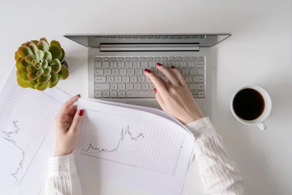 Kvinna Frilansare Arbetar Och Skriva Ett Tangentbord Laptop Medan Sitter — Stockfoto