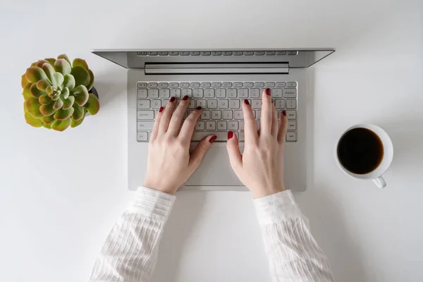 Mujer Freelancer Trabajando Escribiendo Teclado Computadora Portátil Mientras Está Sentada — Foto de Stock