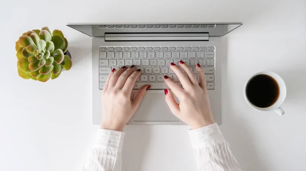 Mujer Freelancer Trabajando Escribiendo Teclado Computadora Portátil Mientras Está Sentada — Foto de Stock