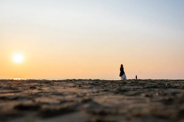 Happy Newlyweds Married Couple Sand Beach Sunrise Morning Wedding Bottom — Stock fotografie