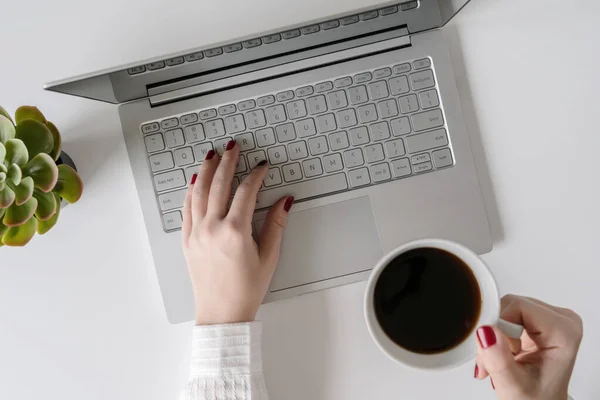 Kvinde Freelancer Arbejder Skriver Tastatur Bærbar Computer Mens Sidder Kontor - Stock-foto